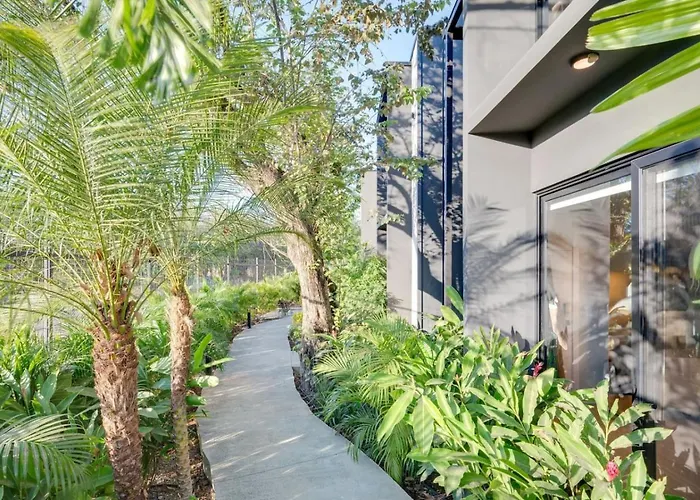 The #5 - Boutique In Flamingo - Ground Level *